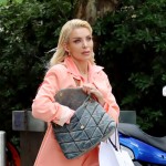 Καινούργιου: Βόλτα Με Τέλειο Σομόν Σύνολο Και Sneakers