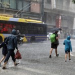 Με βροχές, καταιγίδες και σε κάποιες περιοχές χαλάζι κάνει ποδαρικό η νέα ε