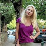 Ελένη Μενεγάκη: Πρωινή βόλτα με το σκυλάκι της στην Κηφισιά