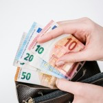Eπίδομα: Ποιοι Παίρνουν 718 ευρώ Με Μια Αίτηση