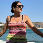 Τσιμτσιλή: Με πολύχρωμο πλεκτό φόρεμα στη Βουλιαγμένη