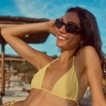 Μελίνα Νικολαΐδη: Oι πόζες στην παραλία με butter yellow μαγιό