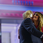 Η Μελάνια Τραμπ Στα Κόκκινα Δίπλα Στον Ντόναλντ