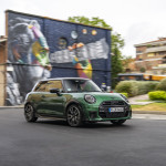 MINI Cooper S σε έκδοση JCW: Βάζει «φωτιά» στην άσφαλτο
