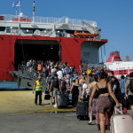 Πλοίο αναχωρεί από το λιμάνι του Πειραιά