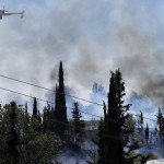 Μεγάλη φωτιά στον Μονόλιθο της Ρόδου- Επιχειρούν 8 εναέρια μέσα