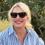 Μενεγάκη: Ποζάρει με την πετσέτα μπροστά στον καθρέφτη