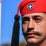 Θεσσαλονίκη: Δακρυσμένος Εύζωνας Στη Στρατιωτική Παρέλαση