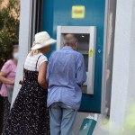 Μενίδι: Τσακώθηκαν Για Τη Σειρά Σε ΑΤΜ - Την Έστειλε Στη ΜΕΘ