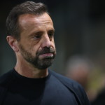 O Mάντζιος Τρίβει Τα Χέρια Του