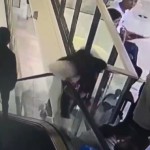 Γλίστρησε Στις Κυλιόμενες Σκάλες Και Έπεσε Στο Κενό