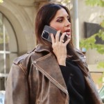 Τσιμτσιλή: Βόλτα στην Αθήνα με statement jacket