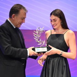 Ευαγγελία Πλατανιώτη: Εντυπωσιακή Στη Βράβευσή Tης