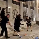 Επεισόδια Αθήνα: Εργαζόμενοι μαζεύουν τα ξηλωμένα μάρμαρα ξενοδοχείου