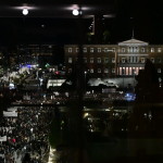 Πλήθος κόσμου έχει συγκεντρωθεί στο Σύνταγμα, έξω από τη Βουλή, όπου συζητε