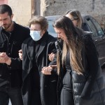Κηδεία Καίτης Κωνσταντίνου: Yποβασταζόμενη η μητέρα της