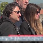Κηδεία Καίτης Κωνσταντίνου: Απαρηγόρητος ο Βασίλης Χαραλαμπόπουλος