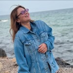 Νάνσυ Ζαμπέτογλου: Βόλτα στη θάλασσα με denim jacket & λεοπάρ outfit