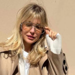 Κλέλια Ανδριολάτου: Βόλτα στην Πλάκα με το απόλυτο πανωφόρι