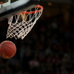 Προπονητής Τράβηξε Παίκτρια Της Ομάδας Από Τα Μαλλιά