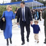 Μπαλατσινού: Chic Στην Παρέλαση Με Μπλε Ρουά Φόρεμα