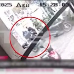 Ομόνοια: Βίντεο Με Τους Υπαλλήλους Να Μεταφέρουν Τον Άστεγο