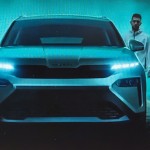 Ο Μίλτος Τεντόγλου.στο τιμόνι του SKODA ELROQ