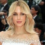 Νομικού: Με Λευκή Τουαλέτα Celia Kritharioti Στις Κάννες