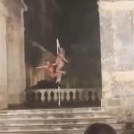 Κέρκυρα: Σάλος Με Ημίγυμνα Μοντέλα Που Έκαναν Pole Dancing