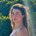 Χρύσα Μιχαλοπούλου: Με floral μπικίνι χαλαρώνει στην παραλία