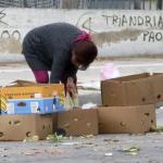φτώχεια γυναίκα μαζεύει από καφάσια
