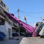 Περιστέρι: Γερανοφόρο Έπεσε Σε Πολυκατοικία