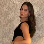 Αλεξάνδρα Κωστοπούλου: Με Ροζ Ολόσωμο Μαγιό & Λευκό Καφτάνι