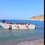 Γαύδος: Λουόμενοι Διώχνουν Βάρκα Μεταναστών Από Την Παραλία