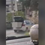 Περιπολικό Μετέφερε... Ψυγείο Στο Πορτ Μπαγκάζ στο Καματερό