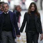 Σαρκοζί: Κρατώντας Το Χέρι Της Μπρούνι Οδηγείται Στη Φυλακή