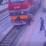 Ρωσία: Η Απίστευτη Στιγμή Που Τρένο Περνά Πάνω Από Άνθρωπο