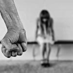 Κορωπί: Την Έδειρε Μπροστά Στα Παιδιά Τους