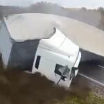 Ρουμανία: Φορτηγό «Δίπλωσε» Και Παρέσυρε Αυτοκίνητο - Βίντεο
