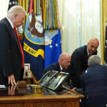 Ντόναλντ Τραμπ - Οβάλ Γραφείο