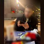 Ο 22χρονος Χτυπούσε Την Πλάτη Του Για Να Βγάλει Το Μπέργκερ