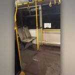 αστικό λεωφορείο στο οποίο τρέχει νερό