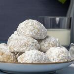 Κουραμπιές και μελομακάρονο