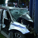 Νέα Σμύρνη: Αυτοκίνητο «Καρφώθηκε» Σε Κολώνα