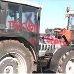 Βανδαλισμοί στο μπλόκο Νίκαιας: Έσπασαν τρακτέρ αγροτών