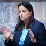 Αύξηση κατώτατου μισθού από 1η Απριλίου – Τι είπε η Κεραμέως