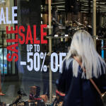 Χειμερινές εκπτώσεις: Aνοιχτά σήμερα Κυριακή τα καταστήματα- Το ωράριο τους