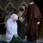 140 βουρδουλιές σε ζευγάρι στην Ινδονησία – Δημόσια τιμωρία