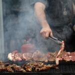 Τσικνοπέμπτη: Πότε πέφτει φέτος & τι συμβολίζει το έθιμο