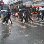 Καιρός: Δύο κακοκαιρίες, λασποβροχές και θυελλώδεις νοτιάδες